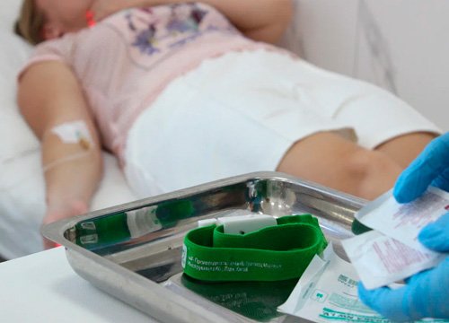 Женщина лежит в стационаре